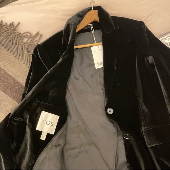 COS Silk-Blend Relaxed Fit Black Velvet Blazer - Picture 4 of 9